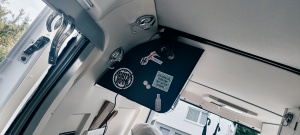 Magnetische Folie in schwarz auf einer Wand im Wohnmobil