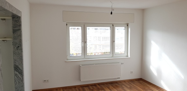 Streifenfolie, weiß matt teilbeklebt auf einer Fensterfront als Sichtschutz