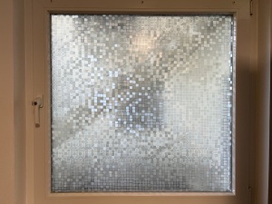 Kleberlose Fensterfolie ungleichmäßige Vierecke silbrig transparent (geprägt)