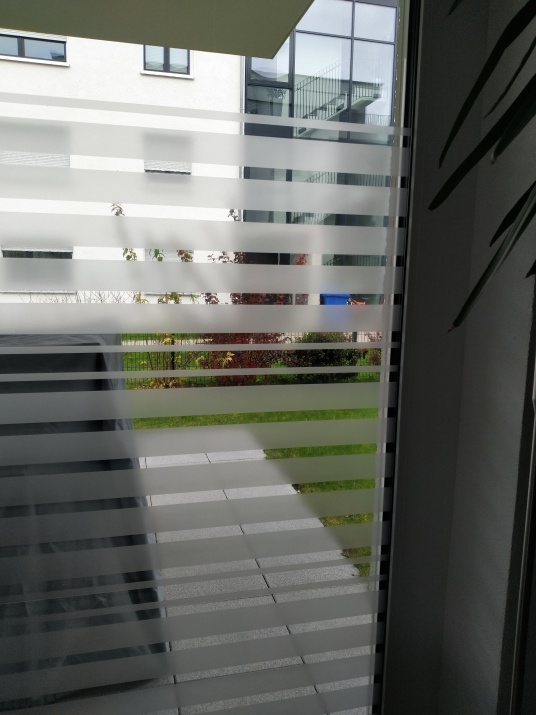 Adhäsionsfolie mit Streifen auf einer Terassentür