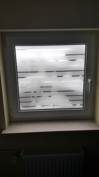 Selbstklebende Fensterfolie mit Streifenmotiv vollflächig geklebt