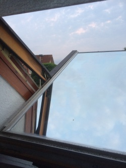 Spiegeleffekt einer mittleren Sonnenschutzfolie an einem Veluxfenster