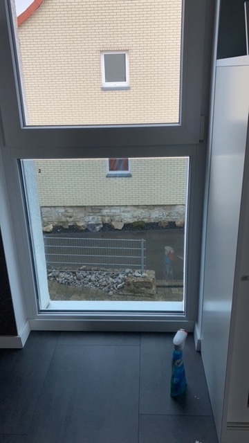 Sonnenschutzfolie grau verspiegelt auf einem feststehenden Fenster
