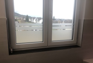 Individuelles Glasdekor aus Sichtschutzfolie Sandstrahldesign