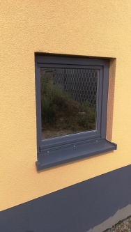 Selbstklebende Hitzeschutzfolie in der Außenansicht auf dem Fenster