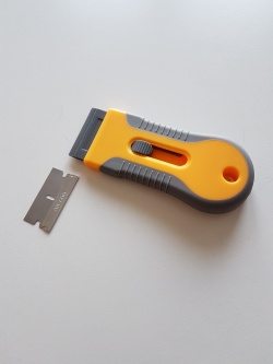 Glasschaber mit einziehbarer Klinge