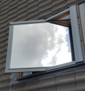 Dachfenster mit Sonnenschutz-Fensterfolie