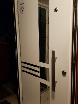Spiegelfolie auf dem Glaseinsatz einer Haustür