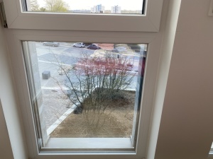 Folie am Fenster in silber verspiegelt für Sichtschutz mit Durchblick von innen