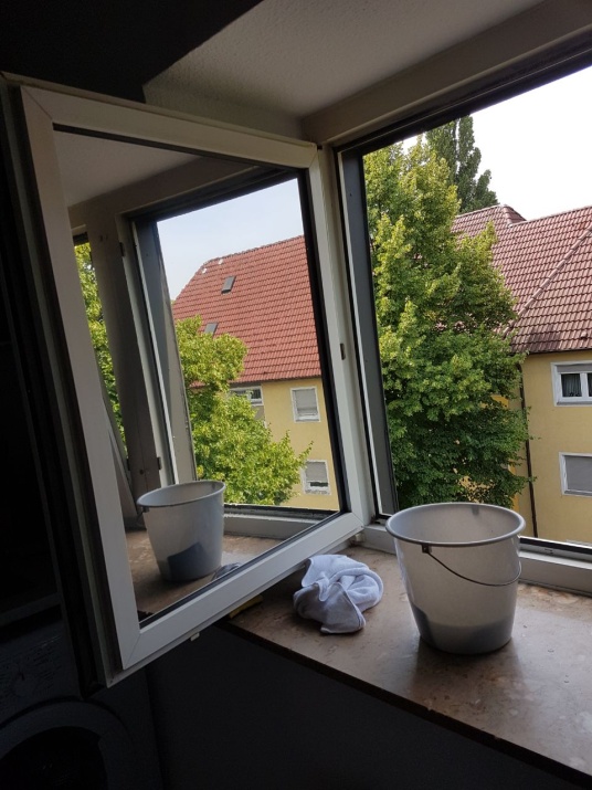 Spiegeleffekt der silber dunkel verspiegelten Sonnenschutzfolie an einem Fenster