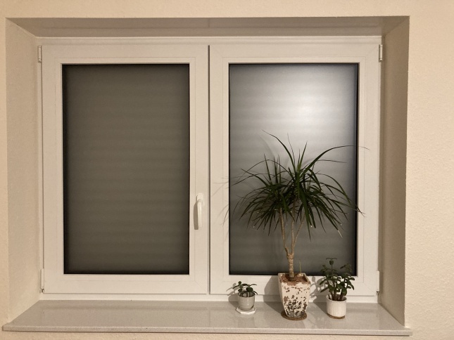 selbsthaftende Fensterfolie in Ätzglasdesign auf einem Doppelfenster