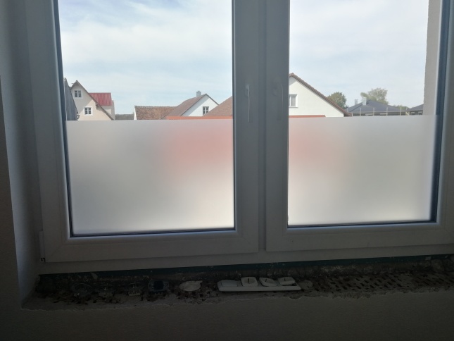 Sichtschutzfolie im unteren Bereich eines Fensters geklebt