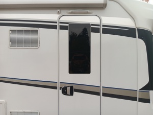 Tönungsfolie am Fenster eines Wohnmobils