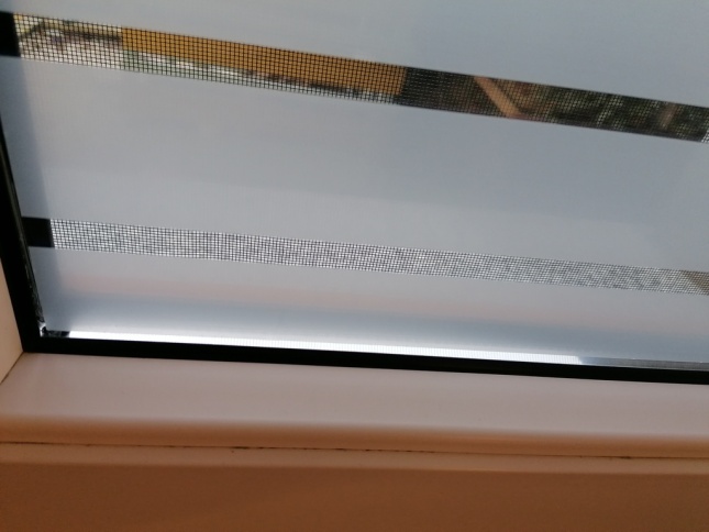 Fensterfolie horizontalen Balken als Sichtschutz auf einem Fenster