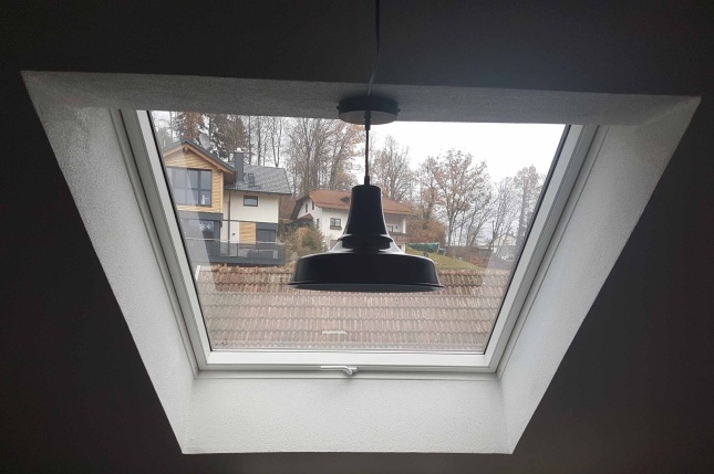 Kaum sichtbare helle Sonnenschutzfolie an einem Dachfenster - Innenansicht
