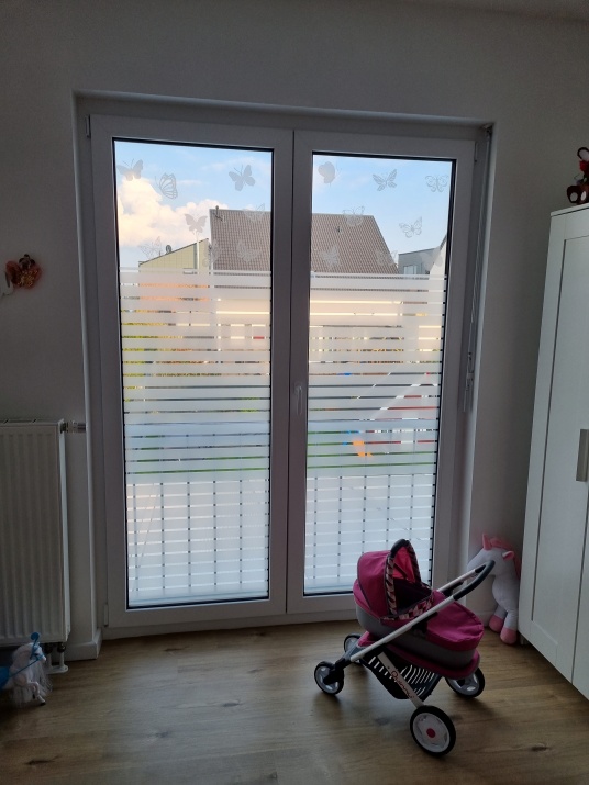 Streifenfolie auf bodentiefen Doppelfenster im Kinderzimmer
