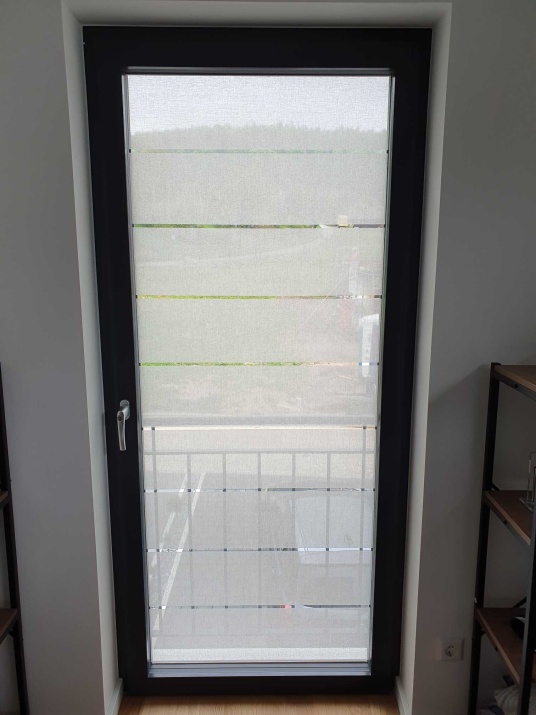 Squid Hafttextil auf einem bodentiefen Fenster