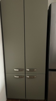 Hochschrank mit quarzgrauer Klebefolie foliert