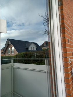 Außenansicht: Silberne Spiegelfolie auf einer Terassentür