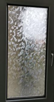 Selbsthaftende Fensterfolie in Bruchglasoptik auf einem Fenster angebracht