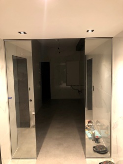 Spiegelfolie zeigt Spiegeleffekt bei passenden Lichtverhältnissen