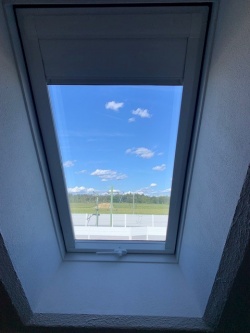 Innenansicht mittel verspiegelte Sonnenschutzfolie auf einem Dachfenster