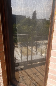 Bronzene verspiegelte Sonnenschutzfolie am Fenster einer Dachschräge - Außenansicht