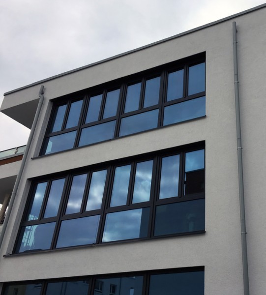 Sonnenschutz, silber blau verspiegelt auf Fenstern montiert