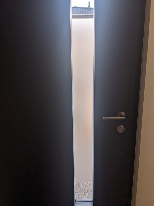 Haustür mit Lichtspalt und Sichtschutzfolie im Ätzglasdesign foliert
