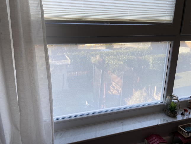 Squid Hafttextil im Farbton Chalk auf einem Fenster
