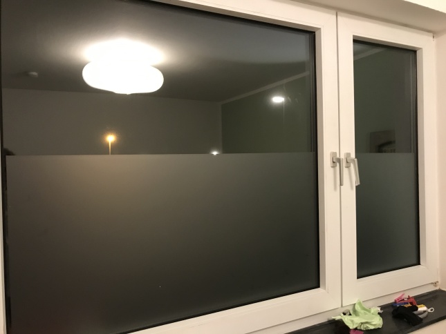 Fensterfolie im Ätzglasdesign: Innenaufnahme bei Nacht