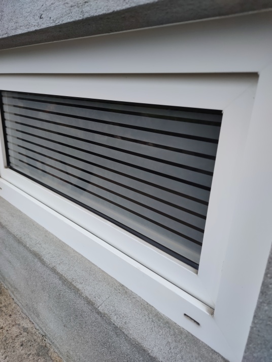 transparente Streifen mittels Folie auf einem Fenster