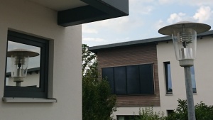 Spiegeleffekt einer Spionspiegelfolie an einem kleinen Fenster 2