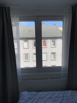 Sonnenschutzfolie an Schlafzimmerfenstern von Innen betrachtet