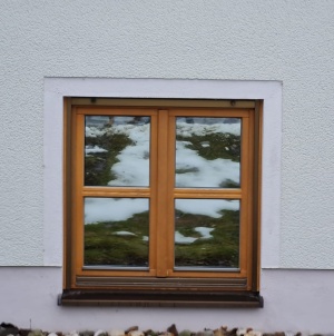 Spiegelfolie auf einem Kastenfenster