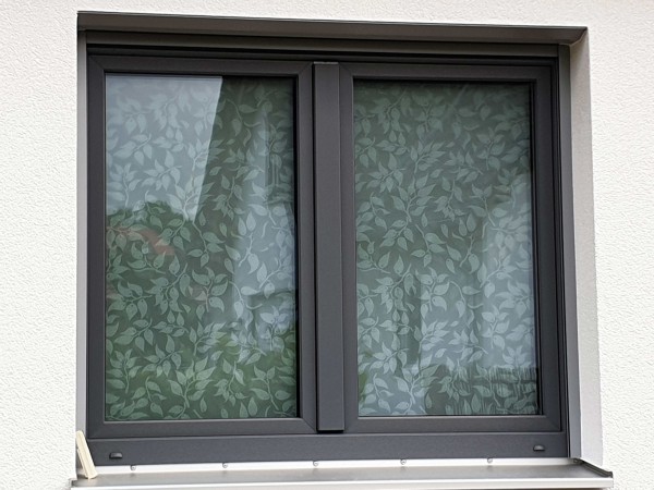 Sichtschutzfolie, weiße Blätter auf weißem Grund