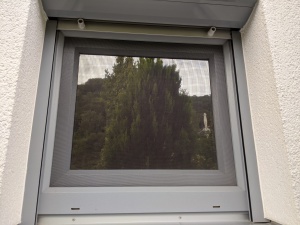 Außenansicht einer mittleren Sonnenschutzfolie hinter einem Fliegengitter