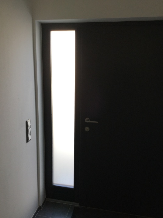 Selbsthaftende Sichtschutzfolie auf dem Seitenfenster einer Tür angebracht.