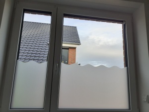 Fensterfolie in Sandstrahloptik mit Randveredelung in Wellenform