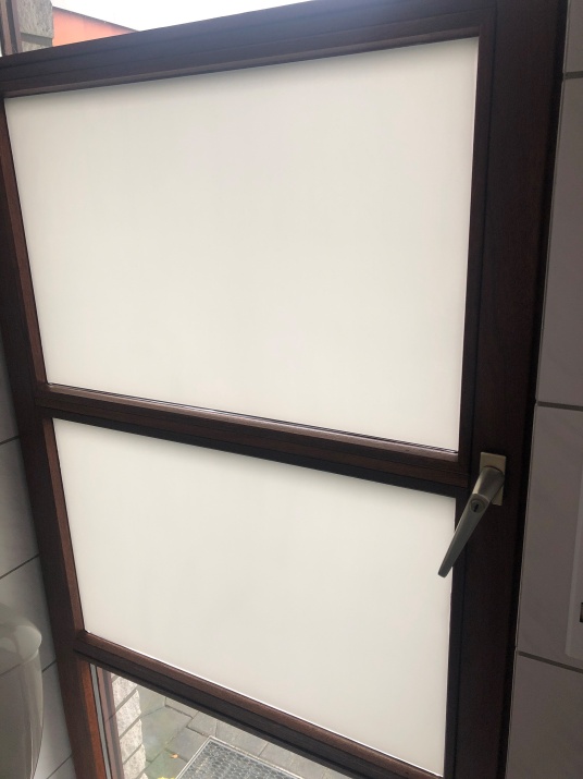 undurchsichtige weiße Fensterfolie im Bad