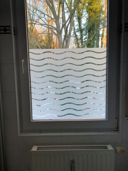 Klebefolie für Fenster in Wellenform als dezenter Sichtschutz